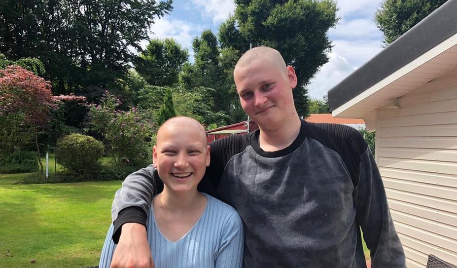 Liv mit ihrem Bruder, der sich aus Solidarität mit seiner Schwester die Haare abrasiert hat.

Lenja, für die ihr Patenonkel eine Gofundme Kampagne startete.