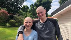 Liv mit ihrem Bruder, der sich aus Solidarität mit seiner Schwester die Haare abrasiert hat.

Lenja, für die ihr Patenonkel eine Gofundme Kampagne startete.