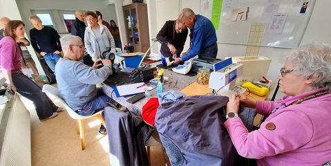 Das Team des Repair Cafés ist mit Ideen und Eifer dabei, um defekten Geräten neues Leben einzuhauchen.