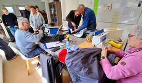 Das Team des Repair Cafés ist mit Ideen und Eifer dabei, um defekten Geräten neues Leben einzuhauchen.