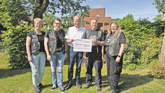 Bremervörde (eb). Der Motorradclub MC Powerslave e. V. wurde 1984 in Elm gegründet und feierte nun sein 40-jähriges Jubiläum. Im Rahmen der Feuer hat der Club zu einer Sammelaktion für das Hospiz zwischen Elbe und Weser in Bremervörde aufgerufen. Mehrere hundert Euro kamen dabei zusammen, die vom CLub auf 500 Euro aufgerundet wurden. Nun wurde der Betrag dem Hospiz übergeben. Der erste Vorsitzende, Bernd Lader, überreichte den Scheck an Pastor Rosenfeld.