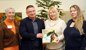 Karin Weiß (Kreiskrankenhaus), Christof von Schroetter (ASO), Petra Reiß und Saskia Nötzel (beide Alzheimer Gesellschaft), die auch ein Bingo-Spiel für ihr besonderes Klientel zusätzlich zur Spende bekamen.