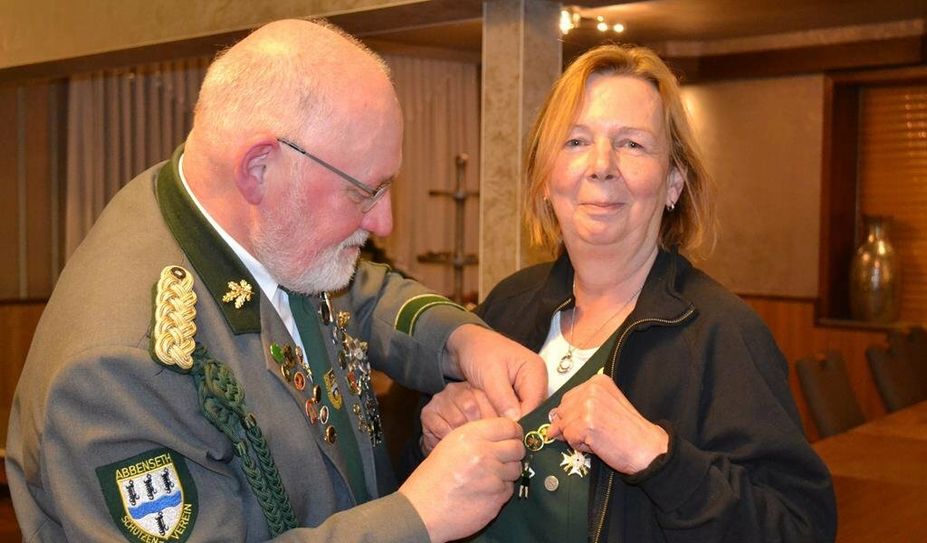 Präsident Heino Siems zeichnete Carola Brandt für 25-jährige Mitgliedschaft aus.