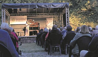 Das „Laon Duo“ - zwei Absolventinnen der Hochschule für Musik, Theater und Medien in Hannover - begeisterte das Publikum in Meyenburg.