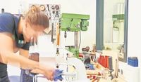 Bei der Messe können Schüler:innen und andere Interessierte mit Unternehmen aus der Region in Kontakt treten und verschiedenste Berufe kennenlernen.