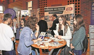 Bei der Messe können Schüler:innen und andere Interessierte mit Unternehmen aus der Region in Kontakt treten und verschiedenste Berufe kennenlernen.