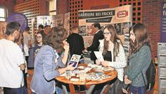 Bei der Messe können Schüler:innen und andere Interessierte mit Unternehmen aus der Region in Kontakt treten und verschiedenste Berufe kennenlernen.