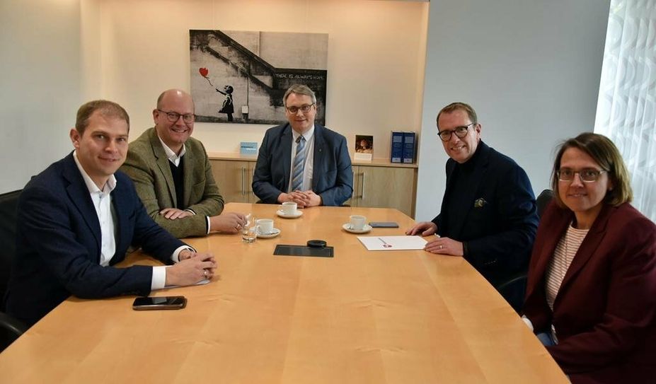 Tanja Steinecke (v. re.), Staatssekretär Stefan Muhle, Landrat Marco Prietz, MdL Marco Mohrmann und MdL Eike Holsten bei der Bescheidübergabe im Rotenburger Kreishaus.