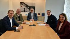 Tanja Steinecke (v. re.), Staatssekretär Stefan Muhle, Landrat Marco Prietz, MdL Marco Mohrmann und MdL Eike Holsten bei der Bescheidübergabe im Rotenburger Kreishaus.