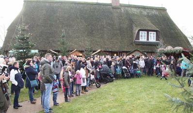 Die Besucher:innen können sich auf ein buntes Rahmenprogramm beim 37. Kutenholzer Weihnachtsmarkt freuen.