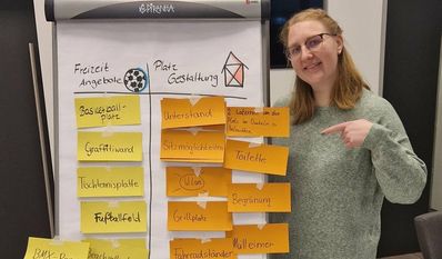 Die Jugendpflegerin der Gemeinde, Alice Hohmann, mit den Ergebnissen der gemeinsamen Ideenfindung. Foto: eb