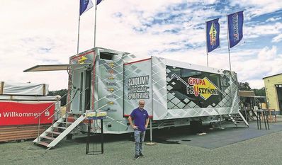 Der Messeauflieger dient am Tag der offenen Tür als Anlaufstelle für alle Interessierten.