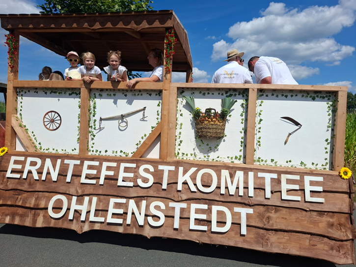 Vorne mit dabei: Das Komitee lässt es sich natürlich nicht nehmen, seinen Wagen beim Umzug zu präsentieren.
