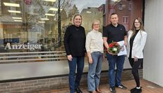 Herausgeberin Anja Kalski (li.) und Auszubildende Alea-Celine Cohrs bei der Übergabe des Hauptgewinns an Renate Dibbern und ihr Sohn Lars.