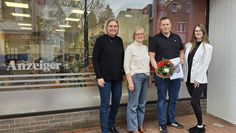 Herausgeberin Anja Kalski (li.) und Auszubildende Alea-Celine Cohrs bei der Übergabe des Hauptgewinns an Renate Dibbern und ihr Sohn Lars.