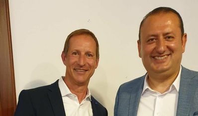 Sven Behrens gratuliert seinem Nachfolger, Sükrü Özdemir, auf dem Posten des 1. Vorsitzenden.