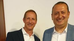 Sven Behrens gratuliert seinem Nachfolger, Sükrü Özdemir, auf dem Posten des 1. Vorsitzenden.