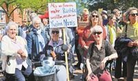 Auf dem Bremervörder Bathausmarkt positionierten sich rund 600 Menschen gegen Rechts.