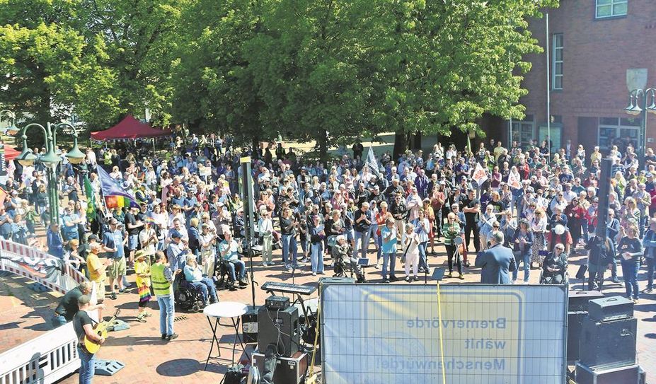 Auf dem Bremervörder Bathausmarkt positionierten sich rund 600 Menschen gegen Rechts.