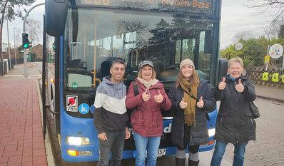 Bus mit dem Fahrer, Dörte Gedat, Linda Weinstetter-Bohlen und Andrea Hecht.