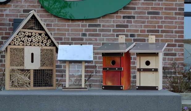 Selbstgebaut Insektenhotels und Vogelhäuser können bestaunt und erworben werden.