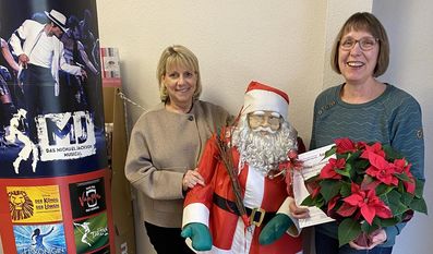 Objektleiterin Birgit Wrissenberg und Ulrike Kück bei der Gewinnübergabe.