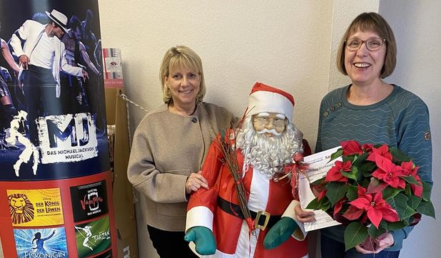 Objektleiterin Birgit Wrissenberg und Ulrike Kück bei der Gewinnübergabe.