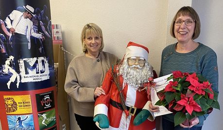 Objektleiterin Birgit Wrissenberg und Ulrike Kück bei der Gewinnübergabe.