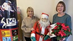 Objektleiterin Birgit Wrissenberg und Ulrike Kück bei der Gewinnübergabe.