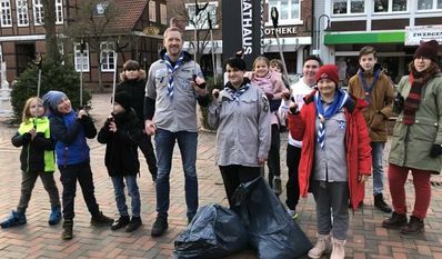 Trotzen der Kälte und sammeln Müll auf: Die „Vörder Seeadler“. Foto: eb