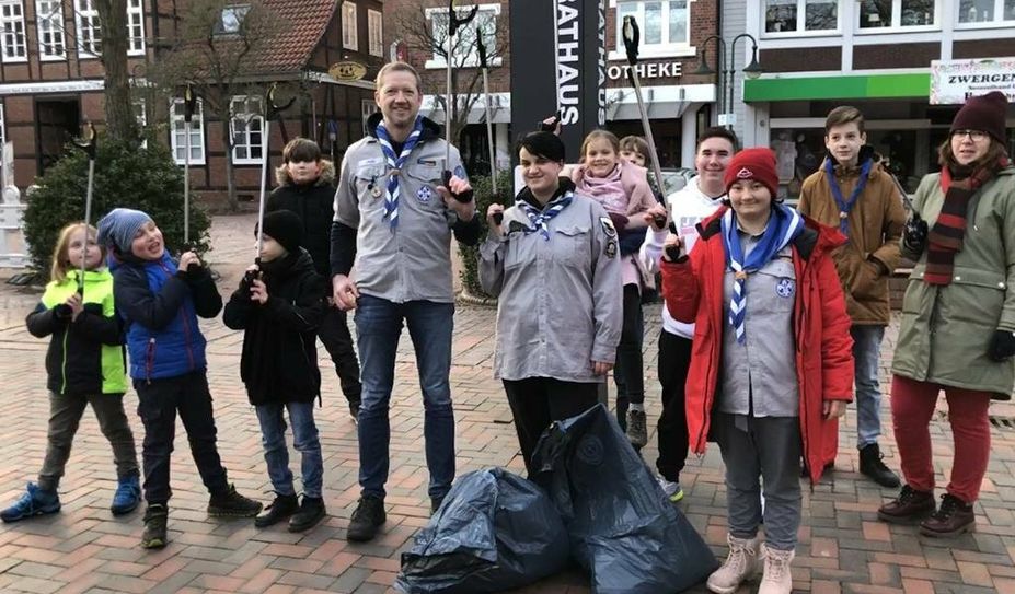 Trotzen der Kälte und sammeln Müll auf: Die „Vörder Seeadler“. Foto: eb