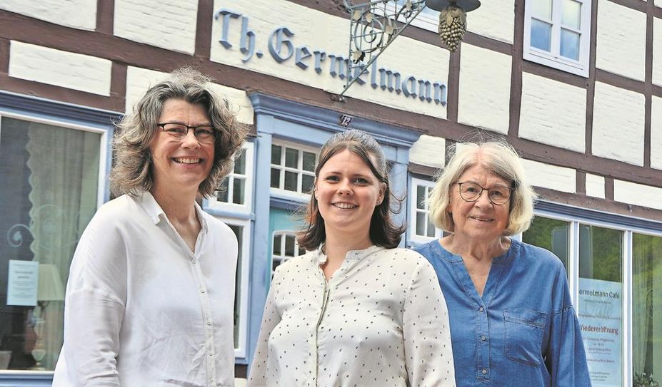 Ricarda Behrens (Bildmitte) freut sich mit ihrer Mutter Anja Behrens (links) und Großmutter Helga Horstmann (rechts) auf die Gäste.