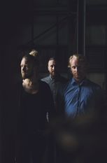 Mit einfühlsamen Texte in Kombination mit musikalischer Virtuosität gelingt es Árstíðir, eine beispiellose emotionale Tiefe zu schaffen.