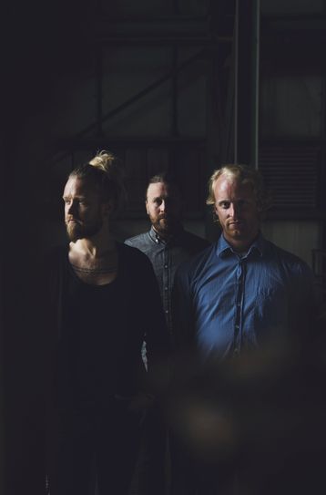 Mit einfühlsamen Texte in Kombination mit musikalischer Virtuosität gelingt es Árstíðir, eine beispiellose emotionale Tiefe zu schaffen.