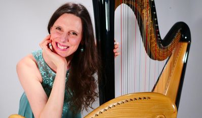 Jennifer Lang bringt Harfenmusik nach Neuenkirchen.