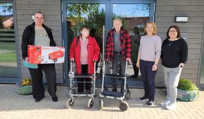 Die Bewohnerinnen und Bewohner sowie Mitarbeiterinnen des Seniorenheims sind froh, den Moorkinners eine Freude zu machen.