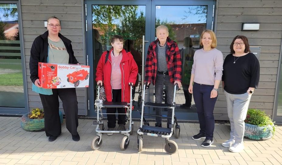 Die Bewohnerinnen und Bewohner sowie Mitarbeiterinnen des Seniorenheims sind froh, den Moorkinners eine Freude zu machen.