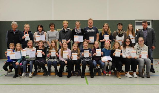 Bilder von der Jahreshauptversammlung 2017: Absolventen des Sportabzeichens und geehrte Mitglieder.