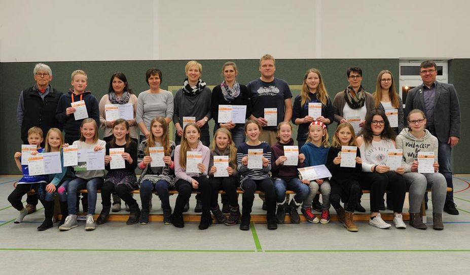 Bilder von der Jahreshauptversammlung 2017: Absolventen des Sportabzeichens und geehrte Mitglieder.