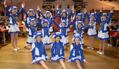 Die Mädels der „Hollerner Funkengarde“ brauchen mehr als zwei Stunden, bis Outfit und Make-Up perfekt sitzen.
