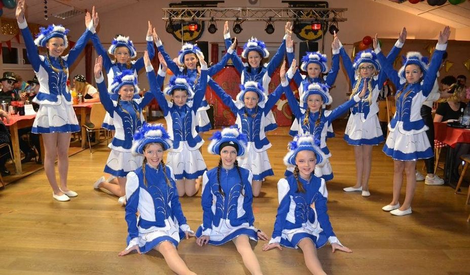 Die Mädels der „Hollerner Funkengarde“ brauchen mehr als zwei Stunden, bis Outfit und Make-Up perfekt sitzen.