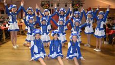 Die Mädels der „Hollerner Funkengarde“ brauchen mehr als zwei Stunden, bis Outfit und Make-Up perfekt sitzen.