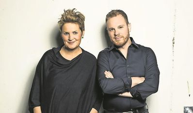 Christina Brudereck ist für Text und Gesang verantwortlich, während Ben Seipel am Piano sitzt.