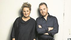 Christina Brudereck ist für Text und Gesang verantwortlich, während Ben Seipel am Piano sitzt.