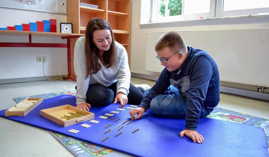 In der Tagesbildungsstätte arbeiten geschulte Kräfte mit Kindern zusammen und gestalten deren Freizeit auf angenehme Art und Weise.