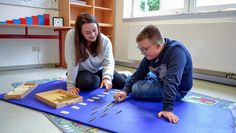 In der Tagesbildungsstätte arbeiten geschulte Kräfte mit Kindern zusammen und gestalten deren Freizeit auf angenehme Art und Weise.