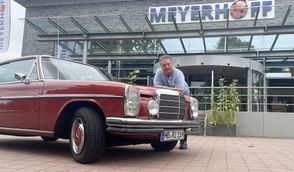 Ralf Greim und sein hohlraumversiegelter, komplett neu mit Originallack bearbeiteter „Strich-Achter“ Mercedes Benz /8 aus dem Jahre 1972, mit dem er eine besondere Geschichte verbindet.