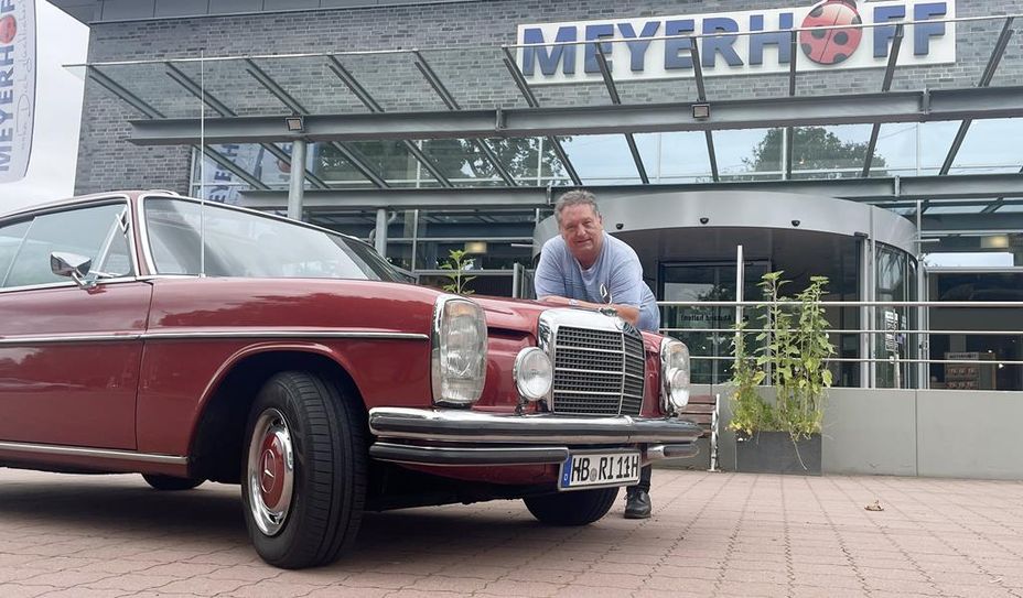 Ralf Greim und sein hohlraumversiegelter, komplett neu mit Originallack bearbeiteter „Strich-Achter“ Mercedes Benz /8 aus dem Jahre 1972, mit dem er eine besondere Geschichte verbindet.