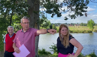 Grünen-Kreistagsmitglied André Hilbers erläuterte auf der Radtour den geplanten Verlauf der B74-neu.