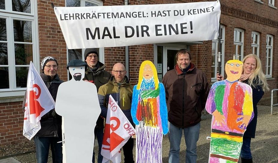 Bis das Kultusministerium genügend echte Lehrer:innen für die Schulen im Landkreis gefunden hat, bleiben die Papp-Aufsteller an der Findorffschule. Foto: limo
